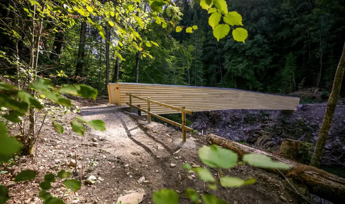La nouvelle passerelle, élargie et entièrement rénovée, offre désormais un passage plus confortable aux randonneurs.