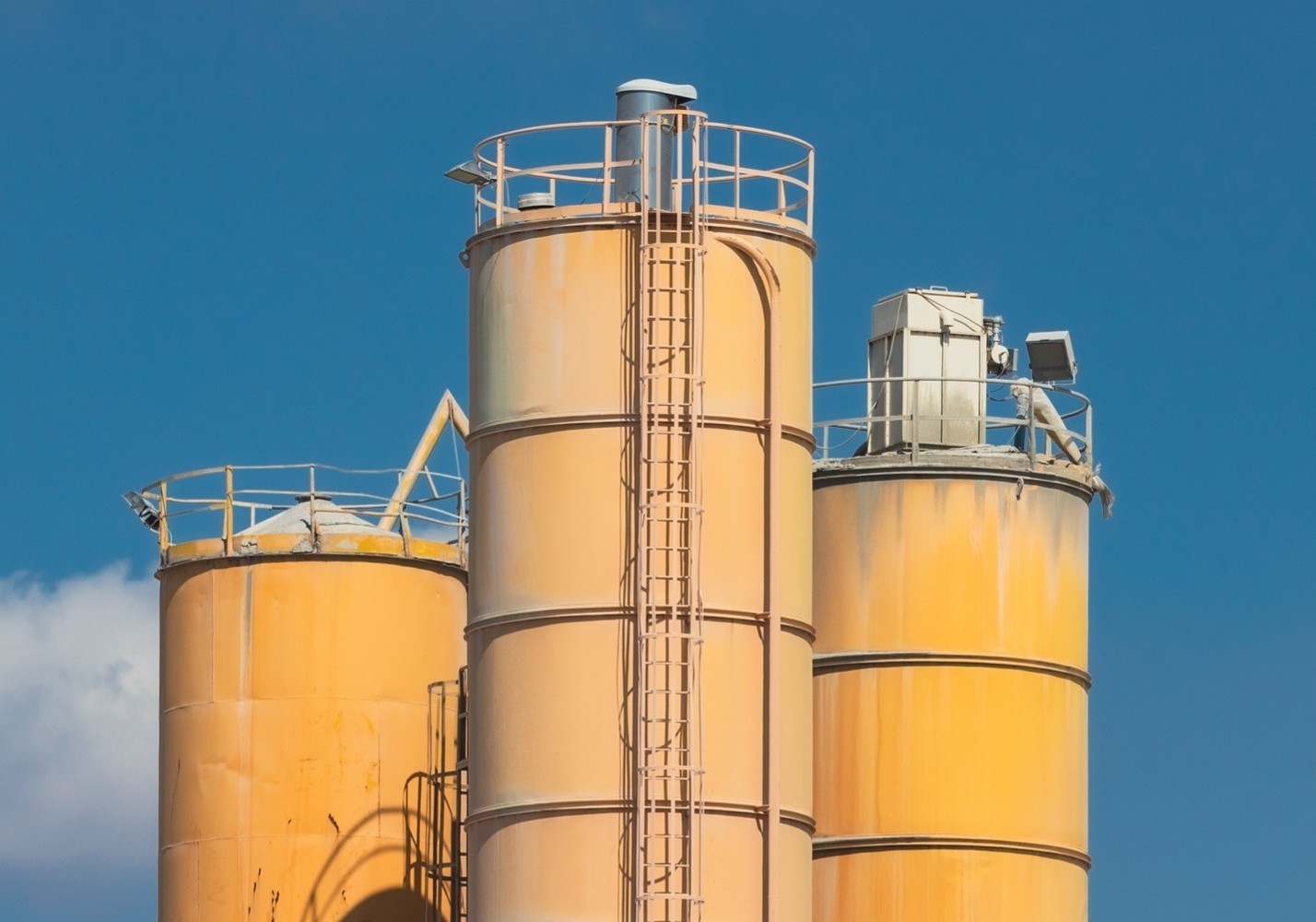 A l’avenir, les importateurs de ciment devront payer une taxe sur les émissions générées lors de sa fabrication, pour autant qu’aucune tarification du CO₂, ou une tarification moins élevée, ne soit appliquée dans le pays de production.