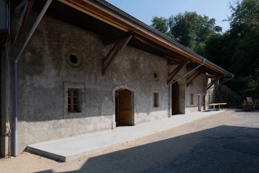 La toiture photovoltaïque du domaine de Rovéréaz produit de l’électricité renouvelable.