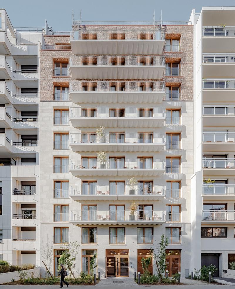 La résidence parisienne associe matériaux de réemploi et structure évolutive pour accompagner les usages futurs.