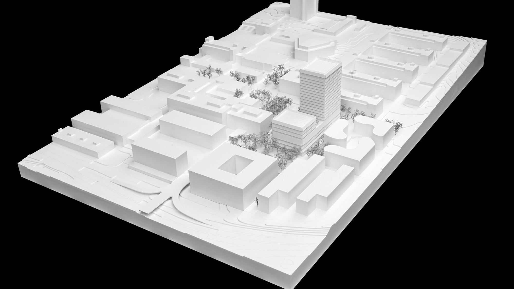 Le HWS dans la maquette du campus Hönggerberg. Elle montre l'emplacement du nouveau bâtiment sur la place Stefano-Franscini, au croisement des axes principal et transversal du campus.