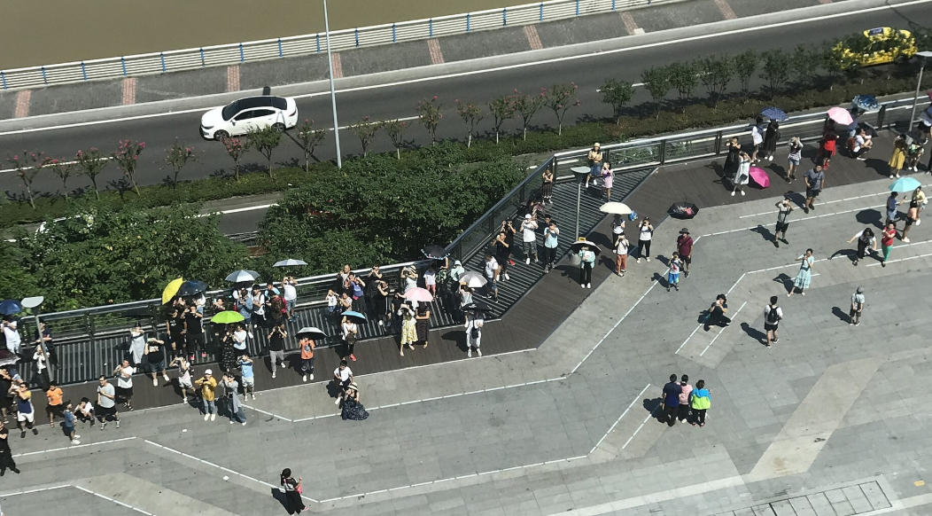 « Trainspotting » à la gare de Liziba: en raison de l'affluence importante de visiteurs, la municipalité a fait construire une plate-forme d'observation.