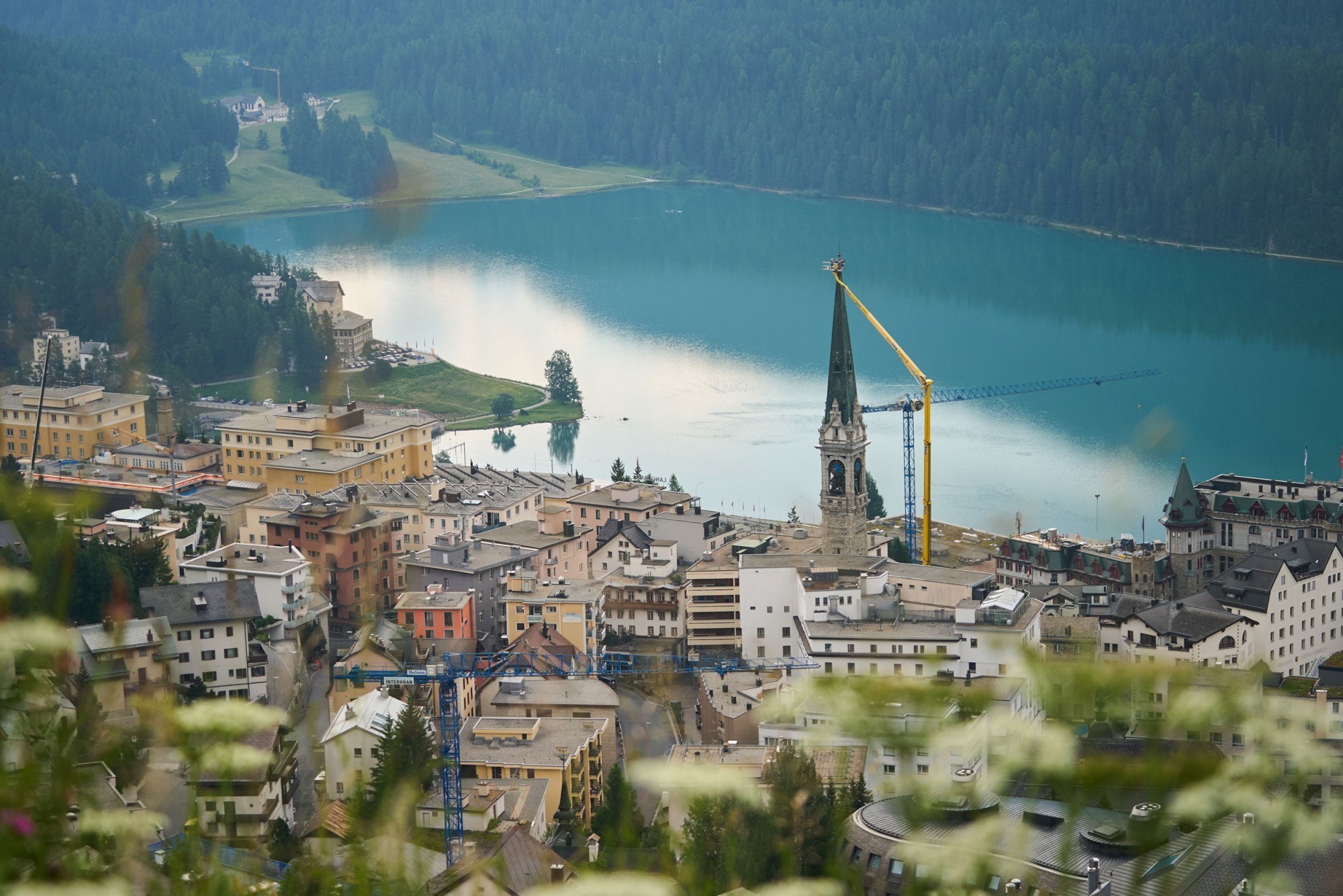 Travaux à une hauteur vertigineuse: en juillet dernier, une girouette a été installée au sommet de l’église réformée du village de Saint-Moritz.