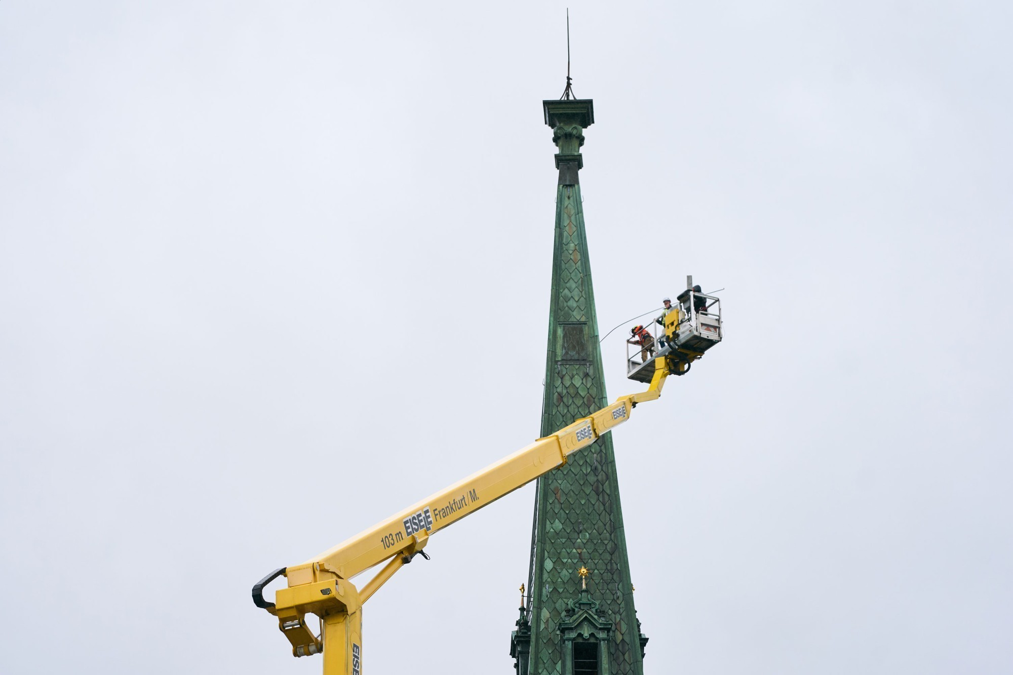 La nacelle élévatrice permet d'accéder au sommet du clocher.