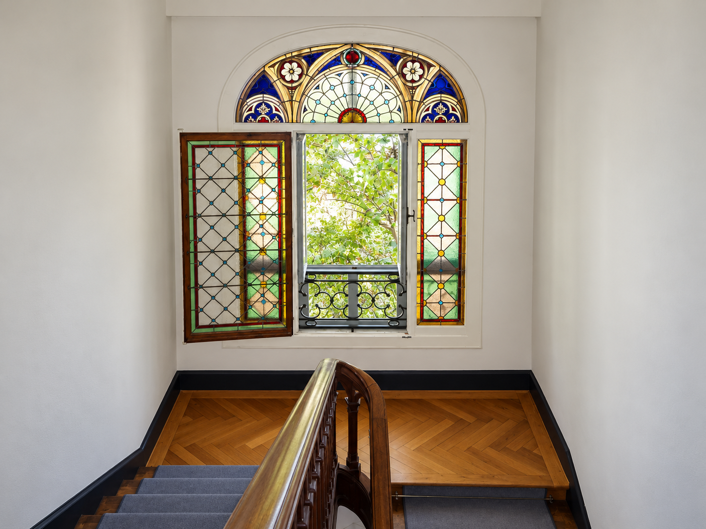 L'escalier et son vitrail préservés participent à la valeur patrimoniale exceptionnelle de l'édifice.