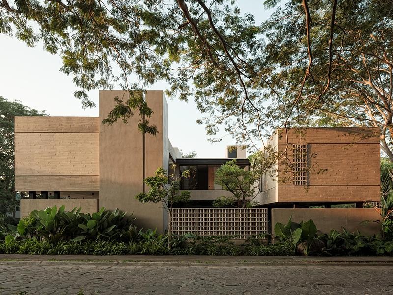 Casa Akina s'organise autour de patios et d'espaces de transition ouverts sur la végétation.