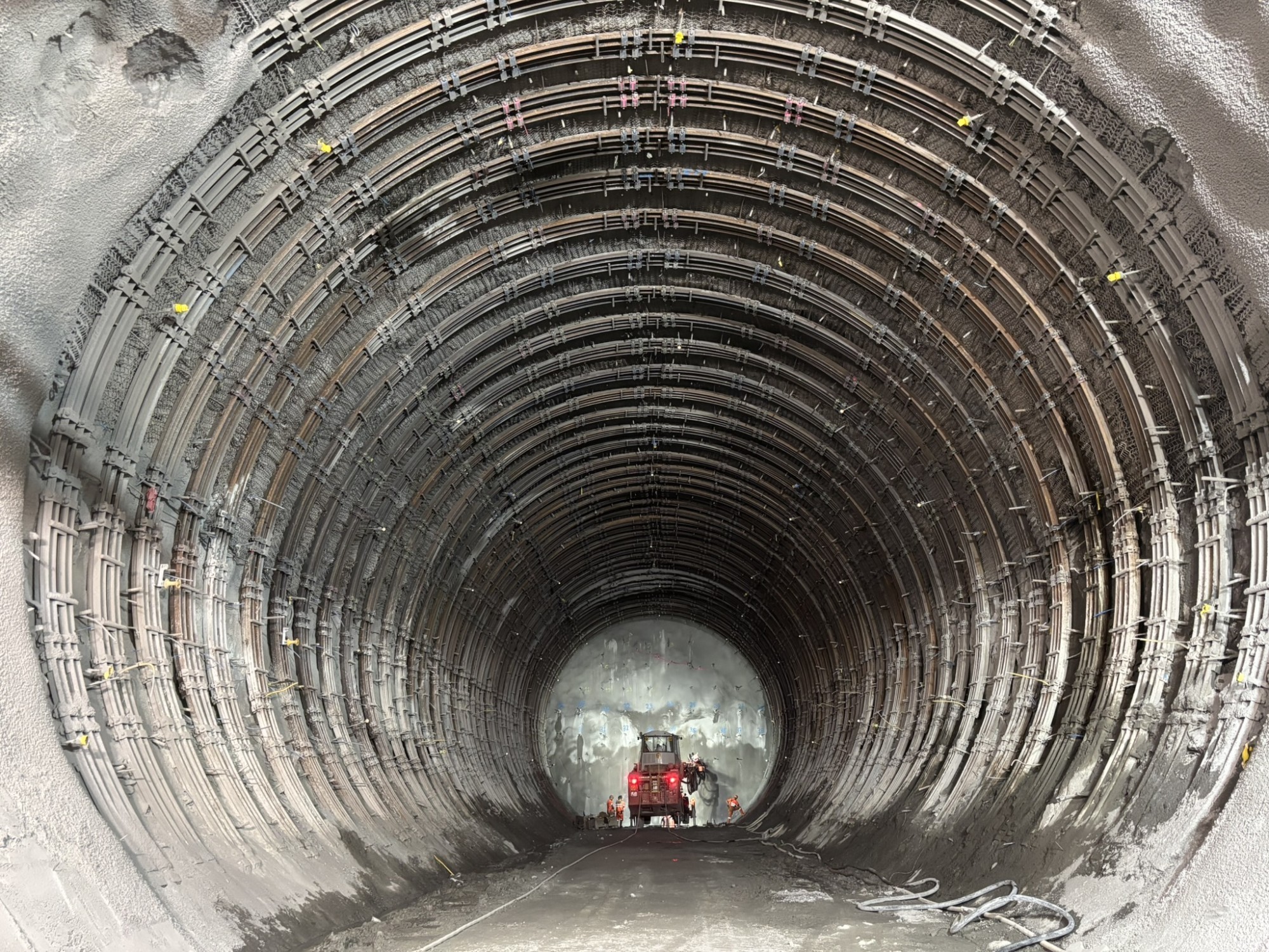 Les travaux du second tube du tunnel routier du Saint-Gothard progressent dans la zone de perturbation sud.