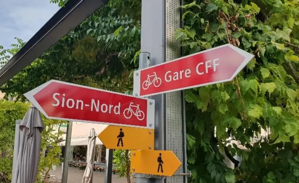 Des indicateurs de direction rouges, pointant d’une part vers la gare CFF, et de l’autre vers Sion-Nord, ont été posés aux différentes intersections.