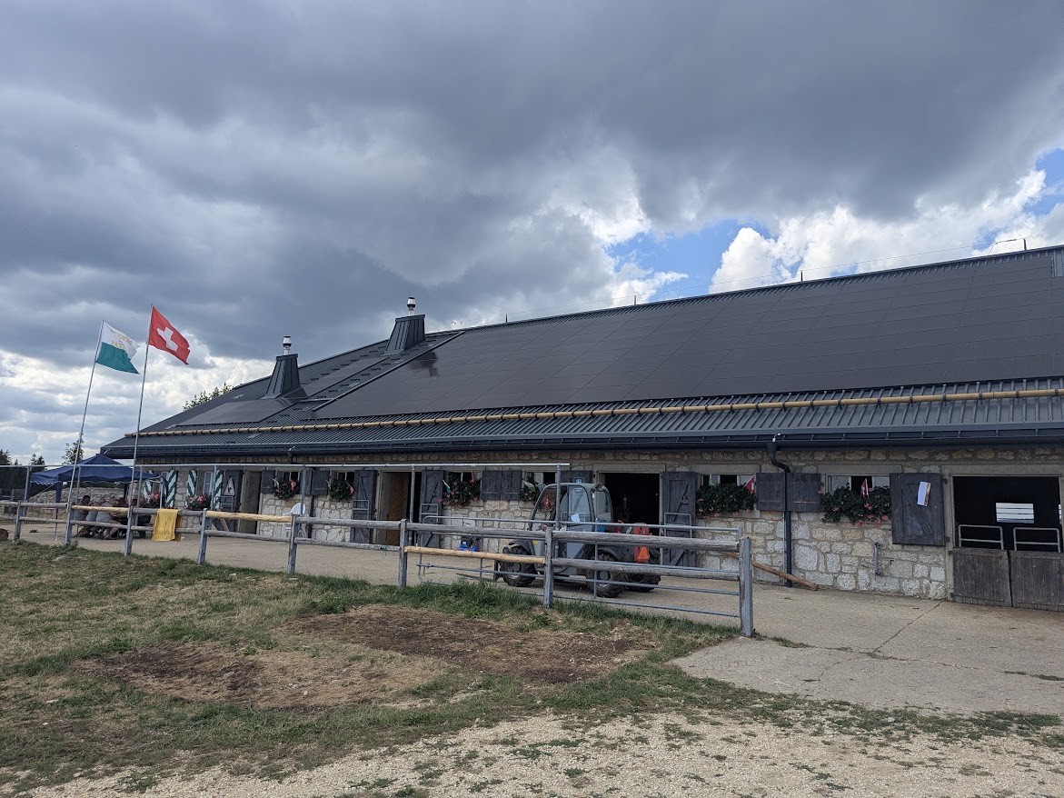 Le Chalet Dernier a bénéficié d’une réfection complète de sa toiture, achevée fin juin, afin de remédier aux infiltrations causées par une couverture devenue vétuste.