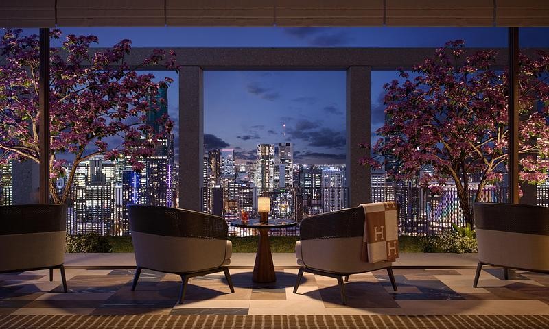 Le salon extérieur du Rooftop Club offre une vue panoramique sur la ville, dans un cadre végétalisé propice à la détente.
