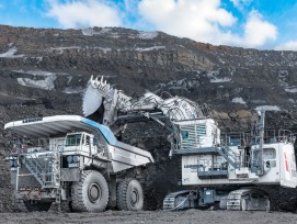 Une pelle minière R 9400 Liebherr charge un camion minier T 264 Liebherr en Russie.