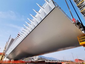 En une année à peine, le nouveau pont Saint-Georges est sorti de terre. 19 piles qui montent jusqu’à 90 m de hauteur, un tablier en acier qui ressemble à la carène d’un navire.