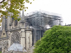 Echafaudages à Notre-Dame de Paris après l'incendie pour reconstruction.