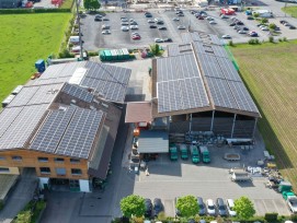 Le site de production d'Emmi à Emmen utilise désormais l'énergie solaire provenant des 1440 modules photovoltaïques installés sur les toits des bâtiments voisins d'Amstutz Holzenergie AG.