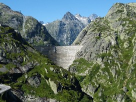 L'idée de Gaznat est de creuser dans le massif du Grimsel des cavernes capables de stocker l'équivalent de l'énergie accumulée par le barrage de la Grande Dixence.