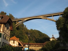 Le pont en arc du Gottéron a été réalisé en béton armé. Des travaux de stabilisation rocheuse doivent être menés à l'hiver 2021-22.