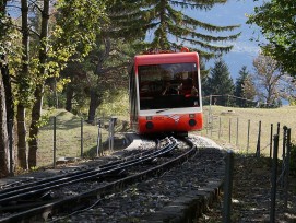 Une fois les rails changés et les gares rénovées, le funiculaire proposera trois courses directes entre Sierre et Crans-Montana par heure, au lieu d’une seule actuellement.