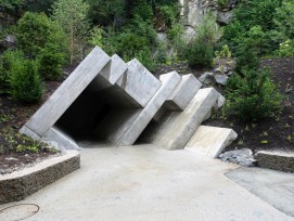 Le portail vers le nouveau monde rocheux est constitué de dalles de béton et de blocs inclinés à 55 degrés