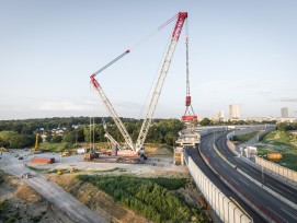 Une grue sur chenilles DEMAG CC 8800-1 soulève la section du pont à Vienne.