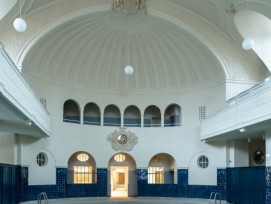 C’est un bâtiment qui ne laisse pas indifférent. Quand on le visite, il y a un rapport poétique très clair à l’espace, à la lumière. Il a beaucoup de charme. C’est une construction d’inspiration à la fois antique et néo-régionale.