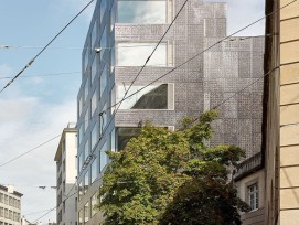 Le nouveau bâtiment  de huit étages est en outre le premier immeuble de bureaux à Bâle à être certifié par le label Minergie-A-Eco.