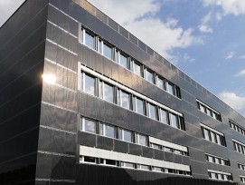 Les chercheurs de l'Empa ont calculé que le potentiel solaire sur les toits, les façades, les parkings et autres infrastructures qui sont déjà étanches, est suffisant pour la transition énergétique. Cette façade solaire sur le bâtiment K3 Handwerkcity à W