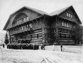 Les dimensions du bâtiment en bois étaient gigantesques: 63 m de long, 31 m de large et 22 m de haut.