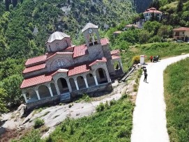 Suite à un fort glissement de terrain en 2012, l'église de Ropoto est encore intacte mais penchée.