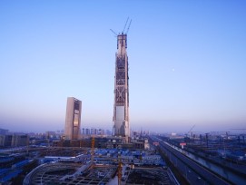 Les travaux ont débuté il y a 13 ans...l'imposant Goldin Finance 117 de 597 mètres n'est toujours pas achevé à ce jour à Tianjin en Chine .