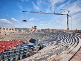 La 125 K a été montée directement sur les murs antiques de l’amphithéâtre de Vérone. Grâce à sa grande portée, elle a pu desservir l’entière surface de la scène depuis là-haut.