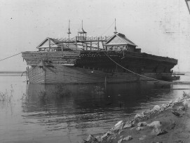 Photo d'une grande Beljana en 1917. Ils s'agissait d'énormes bateaux en bois construits pour le transport du bois sur le fleuve.