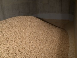Un entrepôt à moitié rempli: proPellets.ch recommande de limiter son achat de pellets aux quantités effectivement requises cet hiver.