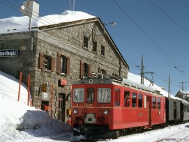 Le chemin de fer de la Bernina en hiver près de l'hospice de la Bernina, la station la plus élevée de la ligne.