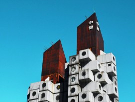 Devenue un symbole de son environnement et un lieu de pèlerinage pour les amateurs d'architecture: la tour Nakagin dans le quartier de Ginza à Tokyo.