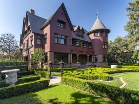 La demeure de Kat Von D’s  du nom de Cheaper By The Dozen est un impressionnant manoir en vente aux USA pour le prix de 15 millions de dollars.