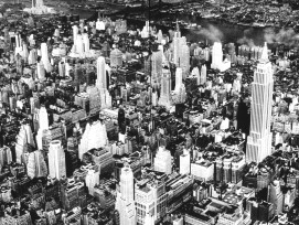 Vue de Manhattan vers 1932. L'Empire State Building se trouve à l'avant droit de l'image.