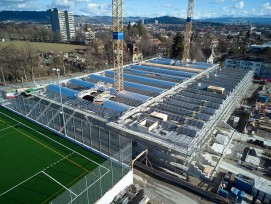 Outre la construction d’une piscine couverte dotée de trois bassins (bassin olympique, bassin d’initiation à la natation et bassin polyvalent avec plongeoirs), des infrastructures annexes nécessaires (vestiaires, locaux pour maîtres-nageurs, locaux techni