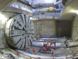 Une étape importante a été franchie le 15 février sur le chantier du prolongement du RER E vers l’ouest avec l’arrivée du tunnelier Virginie à Haussmann-Saint-Lazare, dans le centre de Paris. Les 8 km de tunnel du projet, dont deux creusés en traditionnel