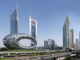 Le long de la très fréquentée Sheikh Zayed Road à Dubai, où les gratte-ciel s'élèvent vers le ciel, le Museum of the Future attire l'attention par son langage architectural inhabituel : un anneau couché aux reflets argentés, dont l'enveloppe extérieure es