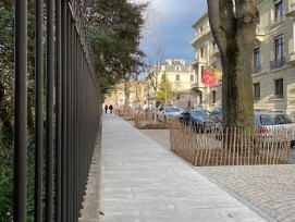 Les trottoirs de la rue de St-Léger et du quai Capo d’Istria ont aussi été remis à neuf. Sur le Quai Capo-D’Istria, le bitume à fait place à un revêtement en argilo-calcaire semi-perméable offrant une atmosphère naturelle et lumineuse.