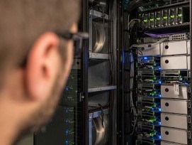 Un centre de données récemment installé dans le bâtiment de recherche NEST ne sert pas seulement au traitement des données, mais contribue également au chauffage de l'ensemble du bâtiment. Le but du projet est de chercher des moyens d'optimiser l'efficaci