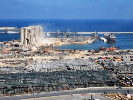 Les ruines des silos à grains dans le port de Beyrouth (à gauche sur la photo) à peine trois semaines après la catastrophe. Les silos étaient les plus grands du pays et avaient une capacité de 120'000 t.