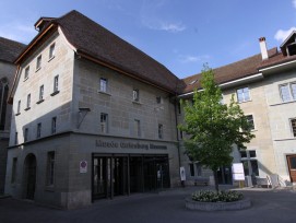 La Ville de Fribourg se porte acquéreuse de la parcelle construite 16223 RF, située à la place de Notre-Dame 14-16 et sur laquelle est érigé l'ancien grenier communal, bâtiment abritant aujourd'hui le Musée Gutenberg.