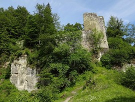 Vue de l'avant-château de la ruine Grasburg avec la tour depuis le sud-est. Les travaux d'assainissement débuteront en mars 2022.