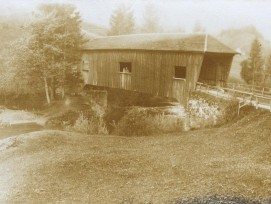 Une ancienne photo du pont historique en bois dans le Lank à Appenzell construit en 1845 par l'architecte C. Fässler.