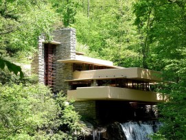 Vue de l'immeuble d'habitation « Falling Water », réalisé par Frank Lloyd Wright entre 1935 et 1939. Aujourd'hui, cette construction fait partie de la liste du patrimoine mondial de l'Unesco.