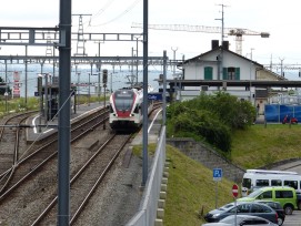 Oubliez cette version de la gare de Cully prise en 2014. Elle est en voie de modernisation et, en 2023, la future place sera aménagée sur deux niveaux.