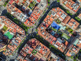 Barcelone présente des structures urbaines idéales pour les Superblocks. Ce principe consiste à regrouper neuf (3x3) blocs de bâtiments et à les séparer par des rues extérieures. Cela permet notamment de créer des pistes cyclables et piétonnes, des espace