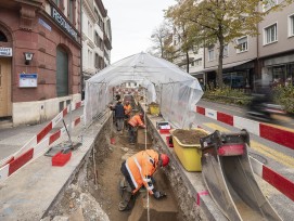 les travaux d'extension du chauffage de la  Wettsteinplatz à  Bâle-Ville réservent de nombreuses surprises en rapport aux découvertes archéologiques effectuées par les experts du secteur.