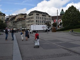 La Ville de Fribourg a instauré la mise en zone piétonne de plusieurs axes proches de la rue de Romont. Cela permettra notamment aux restaurants de disposer de nouvelles terrasses et offrira plus de place à la mobilité douce.